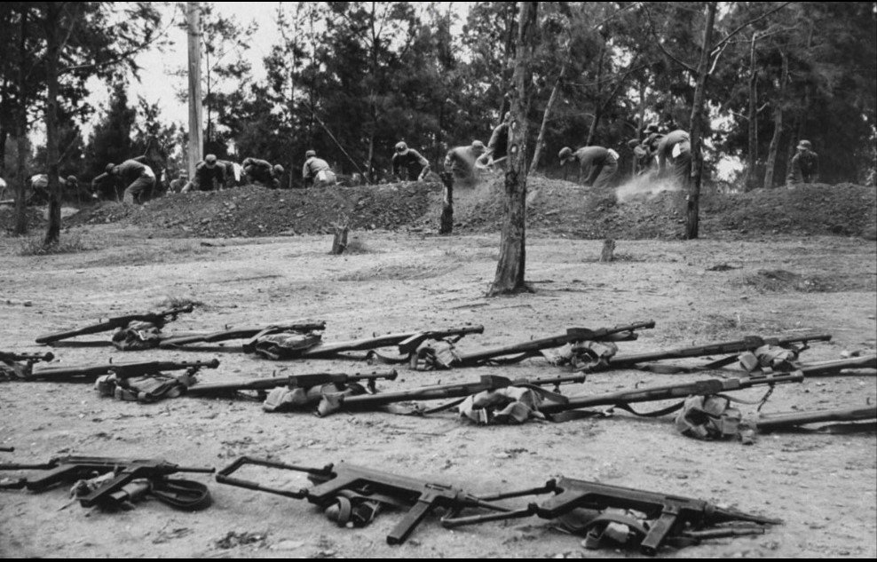 1958年，解放军炮击金门，国民党士兵紧急挖掘战壕。