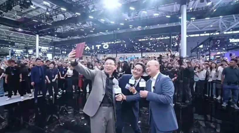 江淮汽车老总项兴初太开心了！5月31日上午，他在粤港澳大湾区车展上与余承东和汪涵