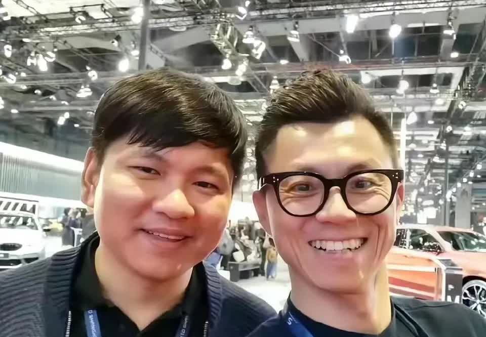 曾经陈震是韩路的下属，拍照明显抢镜了，
现在陈震的实力超越韩路，车圈最贵，韩路