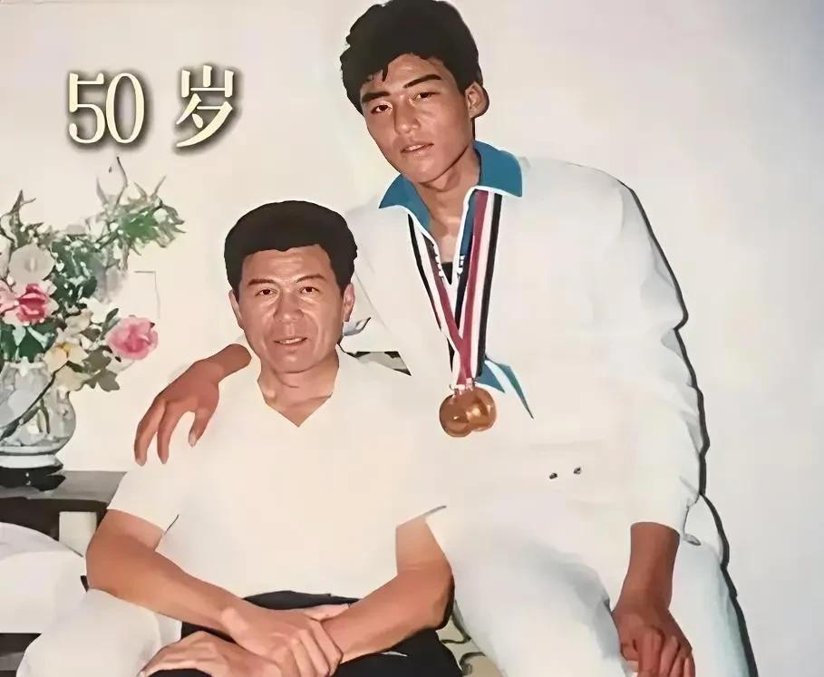 不得不说，年轻时候的胡兵是真的帅，鼻梁高挺、眼睛细长、眉锋如剑，妥妥的美男子。这
