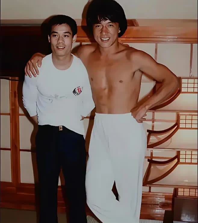 成龙比李小龙身体强壮那么多吗？一直以为他不是很强壮的！