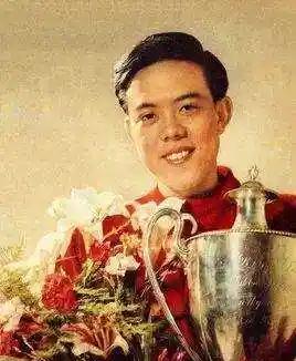 [太阳]1968年，中国第一个世界冠军容国团，在一棵树上上吊死后被人发现，而在他