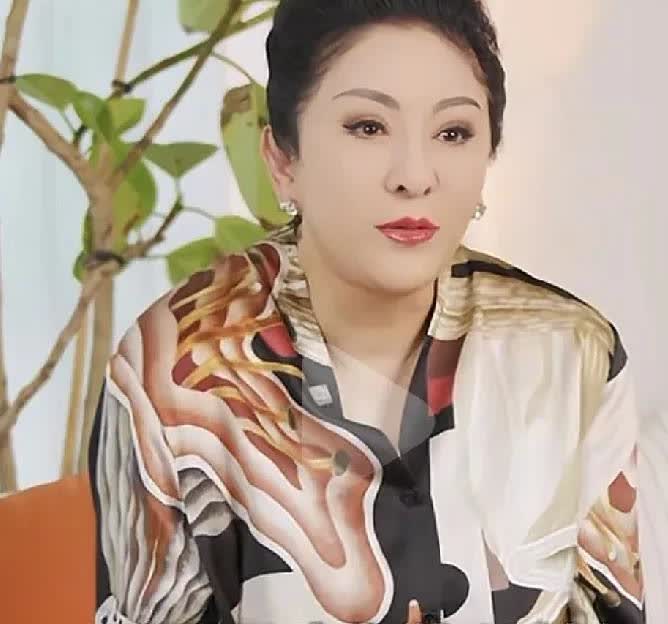 向太在郭碧婷婚前就承诺给她买地。

婚后，有次郭碧婷和她说，她娘家附近有块地