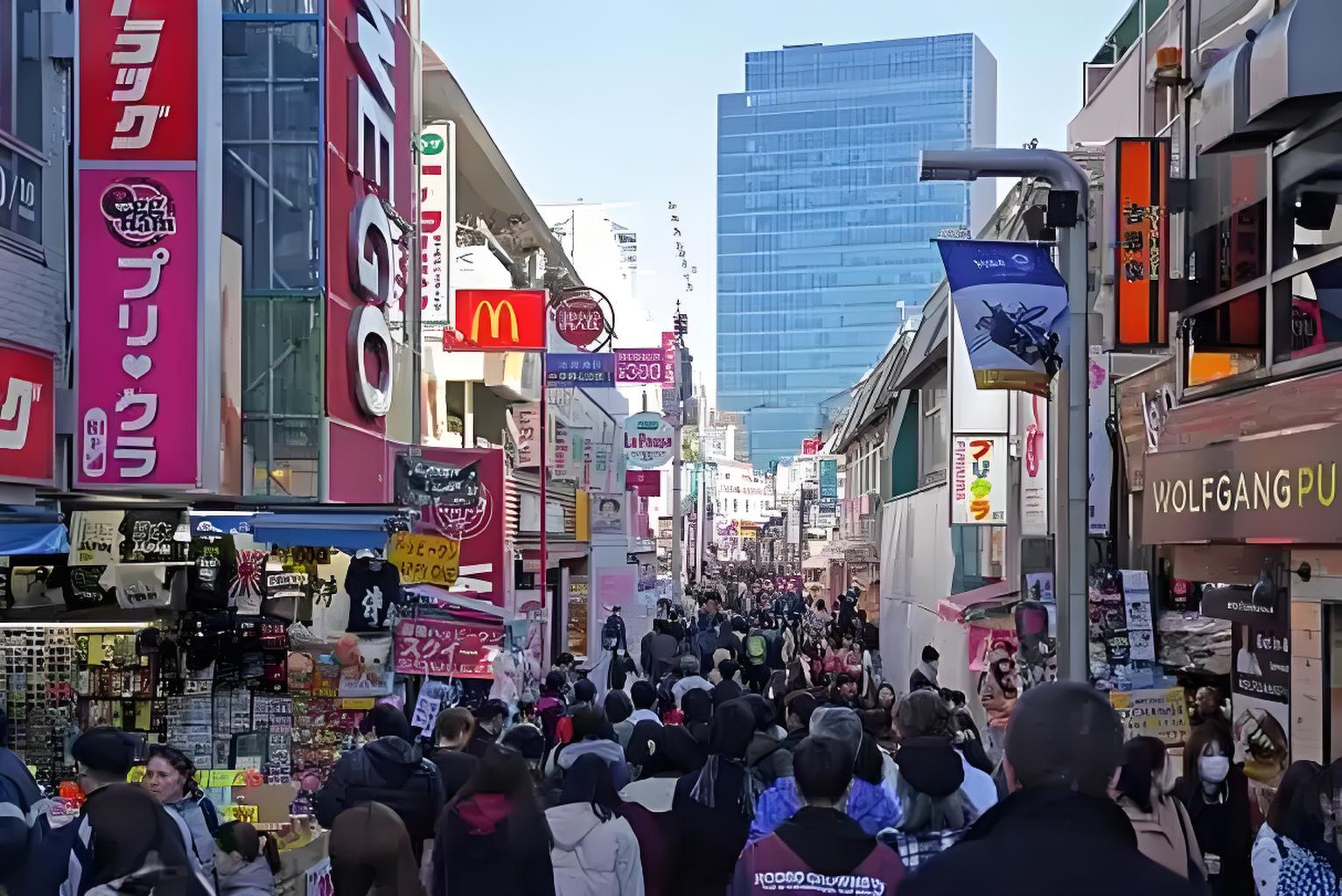 看懂日本经济，少走10年弯路。
日本比我们早走一步，早一步兴起，也早一步崩盘。日
