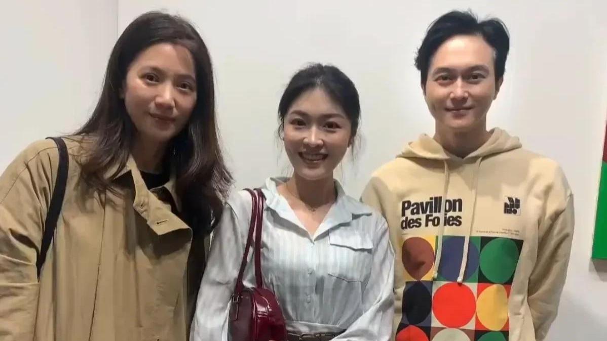 袁咏仪张智霖夫妇去看展，53岁夫妻俩素颜状态真好，好年轻！
