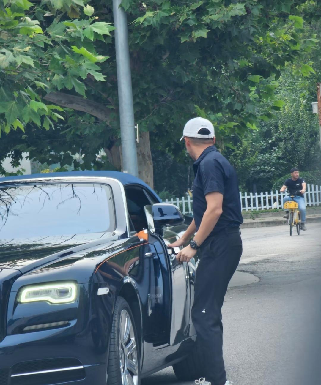 汪小菲开豪车现身北京街头，太有派头了。
9月21日，汪小菲现身北京街头被偶遇，值