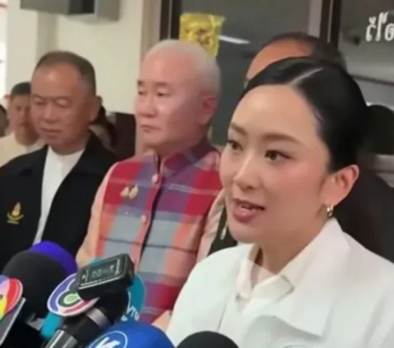 还是佩通坦敢说！据泰国媒体报道：佩通坦对记者表示：泰国和柬埔寨发生军事冲突的根本