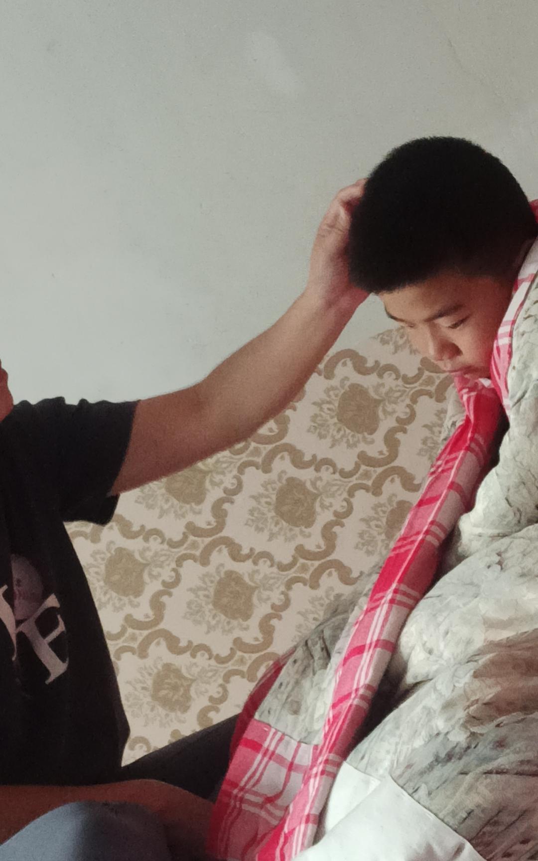 假期结束了，我们将启程回家，又给大侄子晃了一下，小家伙躲在被窝里哭了好久，怎么哄