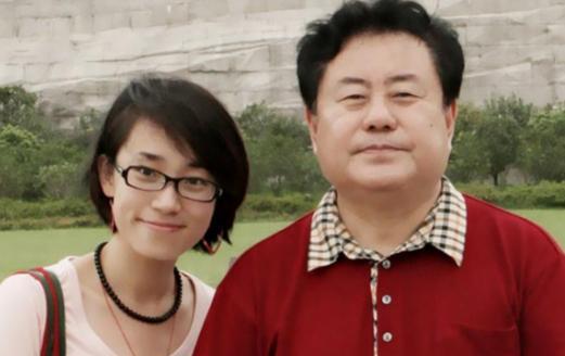 1981年，著名作曲家徐沛东向女友崔静求婚成功，然而到了领结婚证的那一天，徐沛东