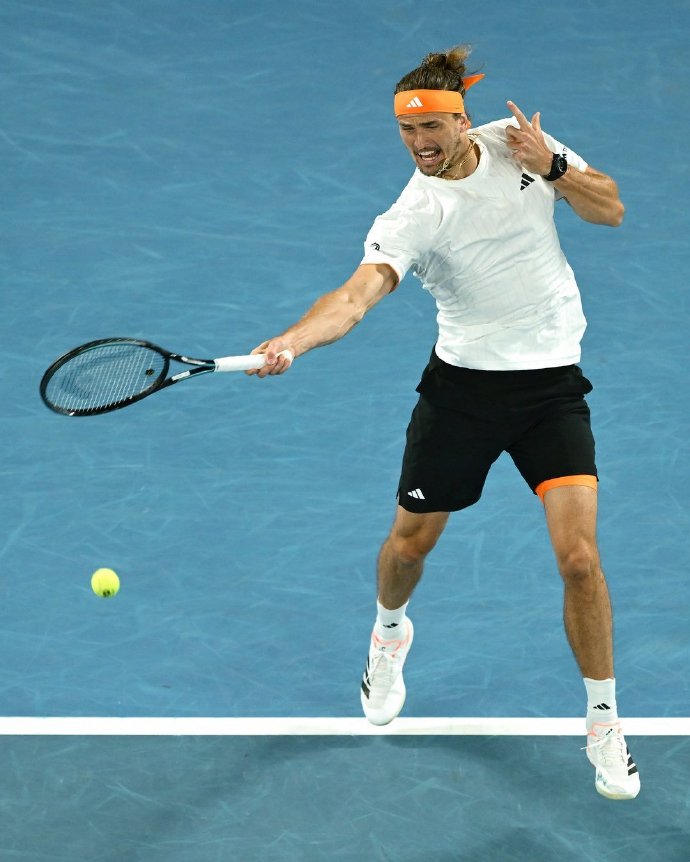 兹维列夫在第四盘第十二局挽救一个盘点后，抢七大爆发，最终以6-3、6-7(5)、