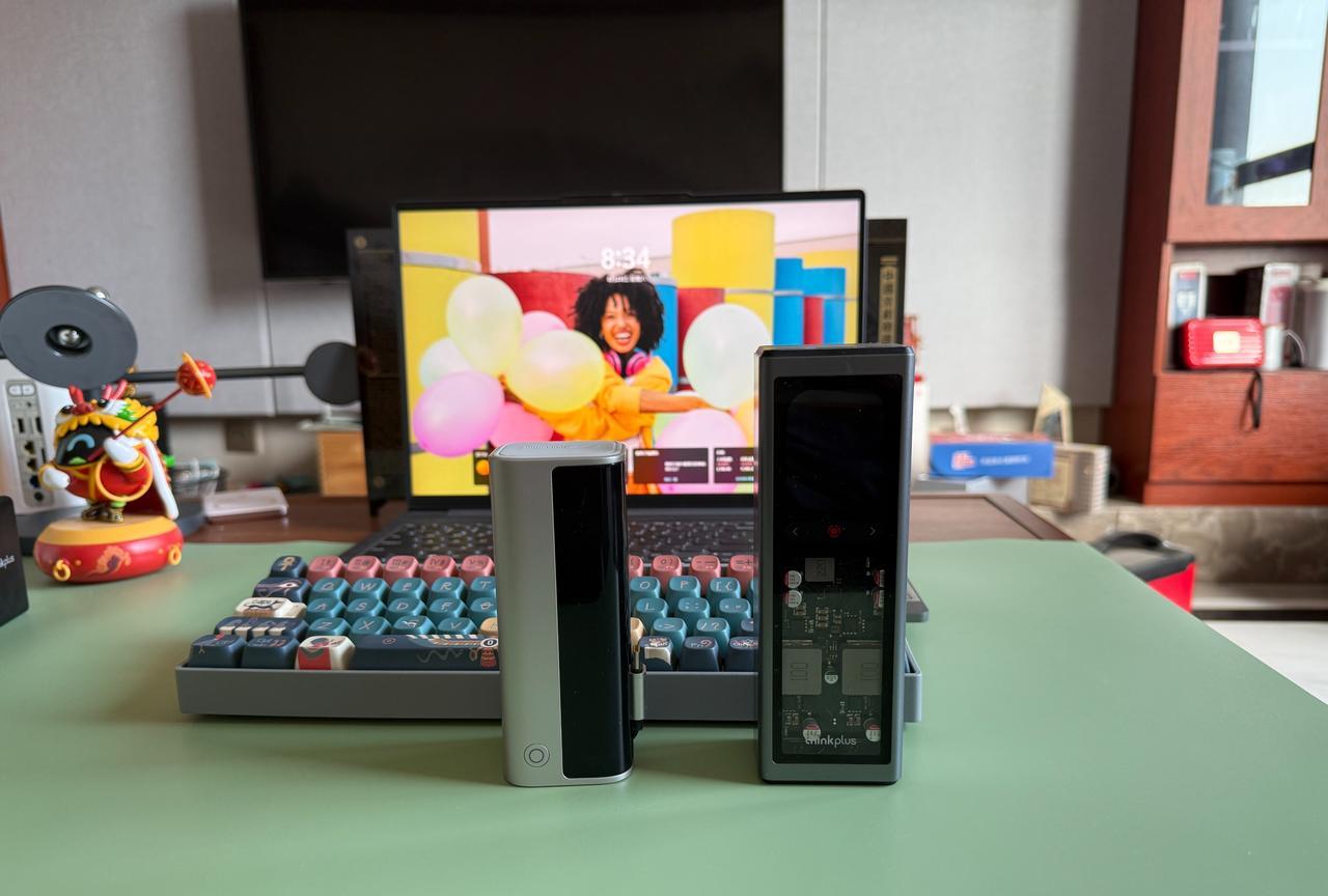 两个不同品牌的充电宝，价格基本差不多，小的是10000mAh，大的20000mA