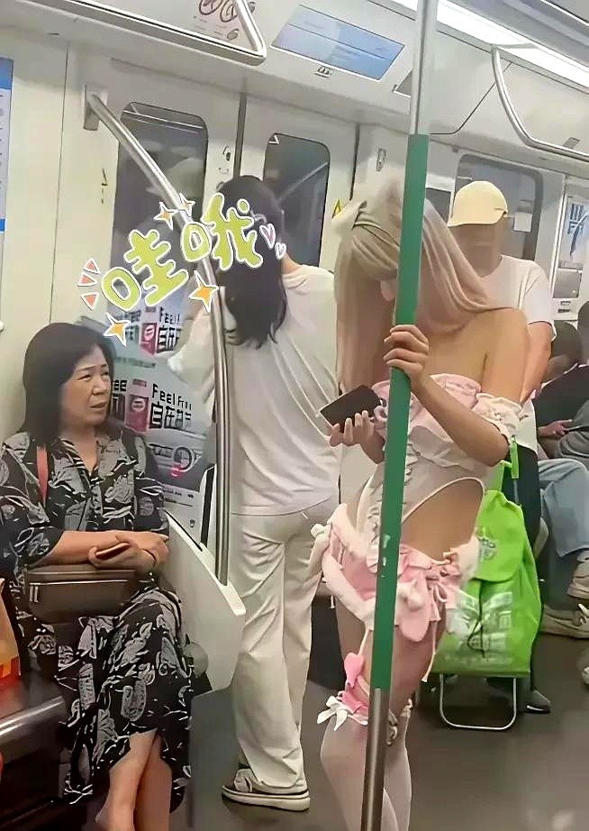 强烈建议，女孩子穿成这样出门，禁止乘坐公共交通！



这是不是父母教育的缺失？