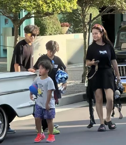 邹市明的老婆带着仨儿子到新加坡游玩。