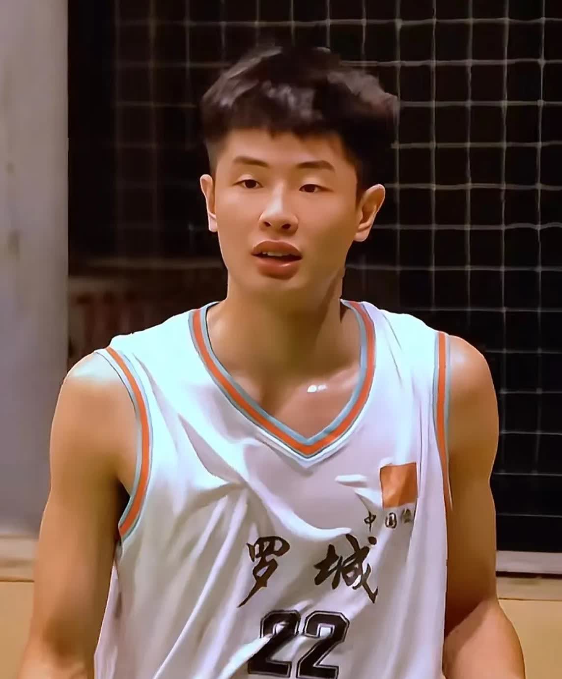 河池篮球未来之星潘克睿

潘克睿，广西罗城人，未满19岁，身高190，就读罗