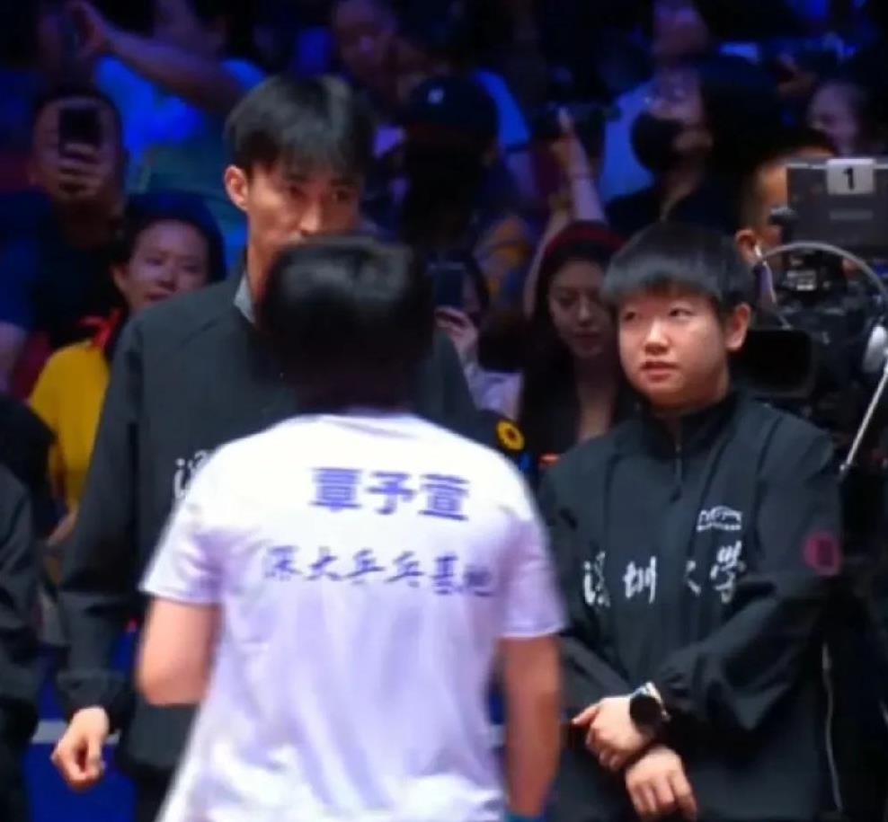 才知道莎莎今天为什么没上场，原来是又当上总教练了，全程指挥整场比赛。
小蘑菇头和