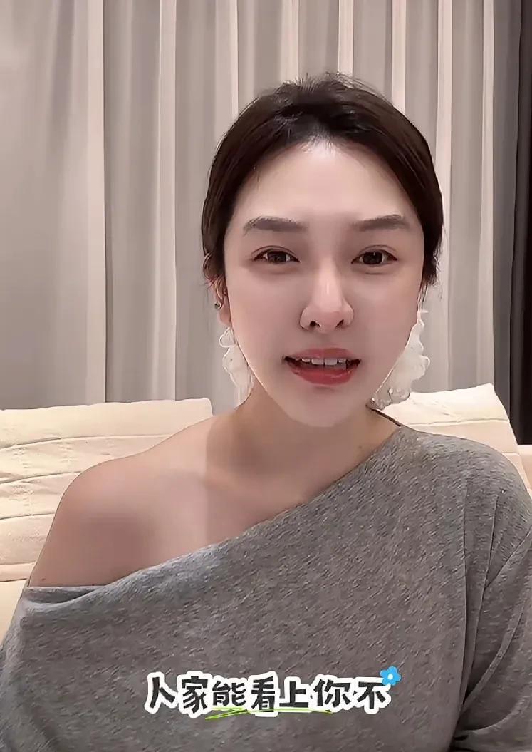 原来小杜凤也是泼妇一枚。
最近有老铁发现，多年来在互联网保持淑女人设的“丈嫂”小