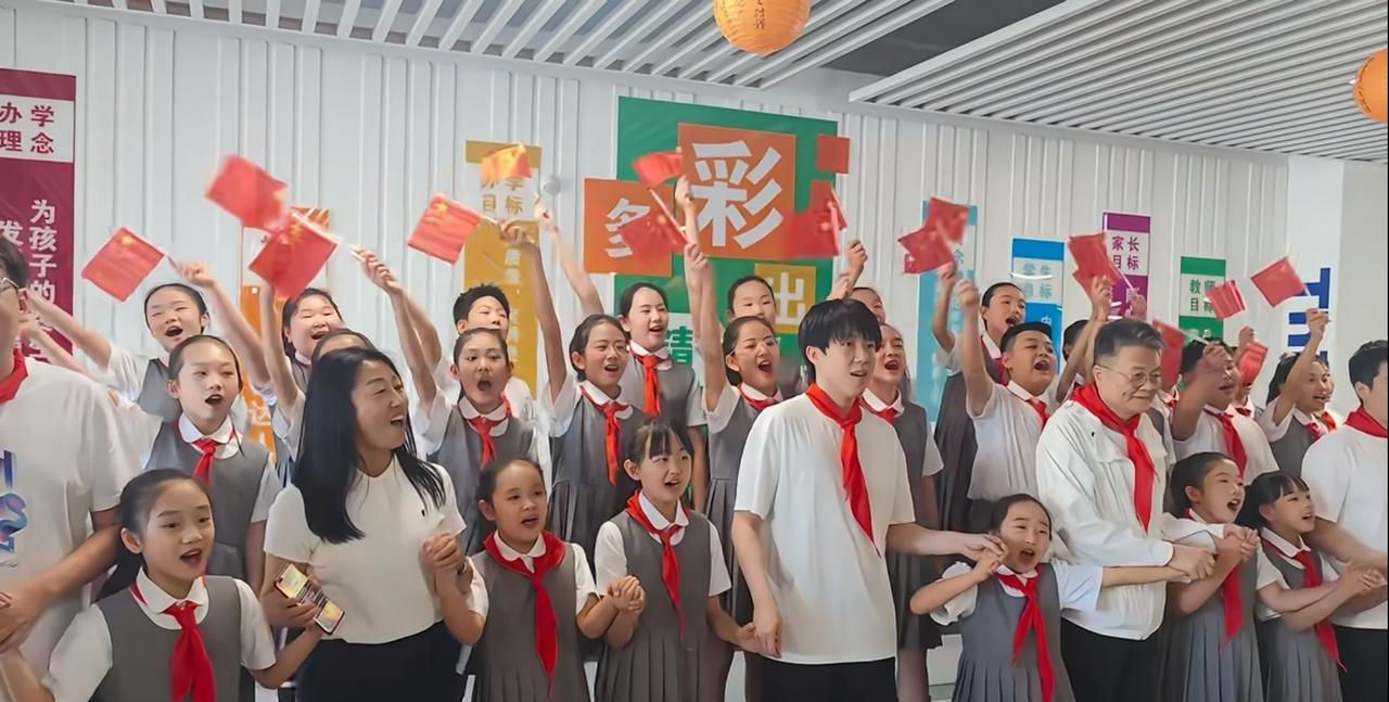 王楚钦和尹霄中间的小姑娘太e了，显得王楚钦更i了[呲牙]
中间的小女孩儿只有对自