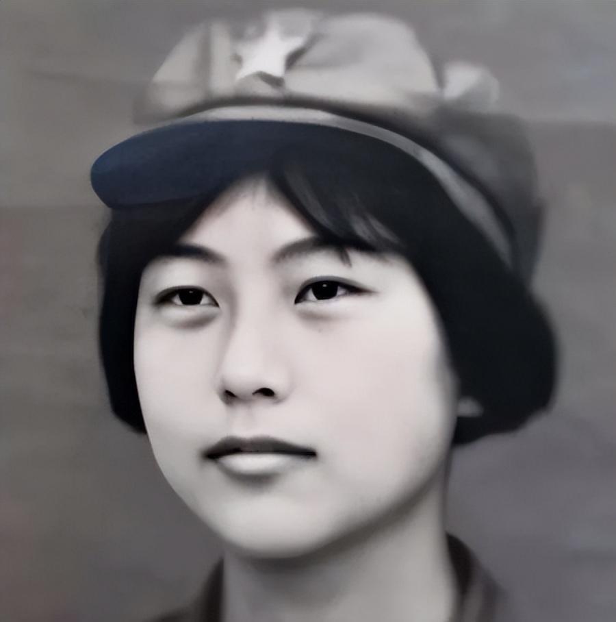 1982年女飞行员刘晓莲在驾驶飞机爬升至700米时，突然被一架歼击机撞击，伴随一