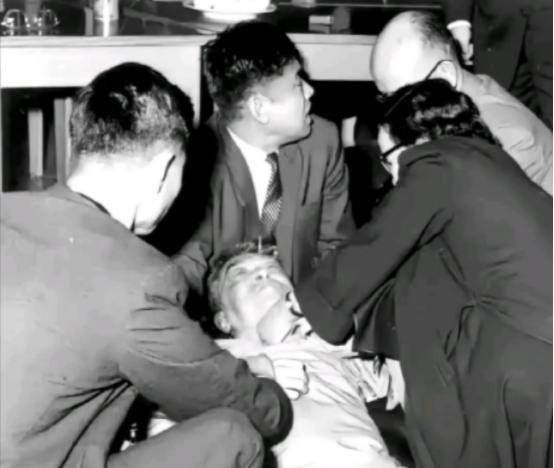 1962年，一代文豪胡适竟被人用一句话给“活活气死”！当时胡适正在一场酒会中致辞