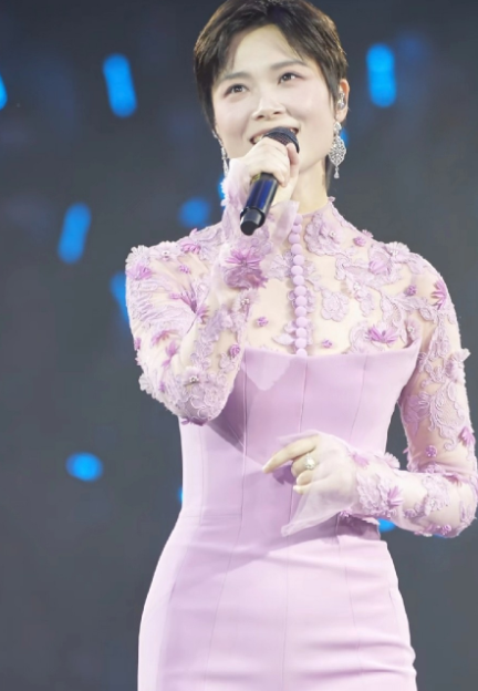 我还是喜欢李宇春穿裤子

我怎么看不习惯她女性打扮