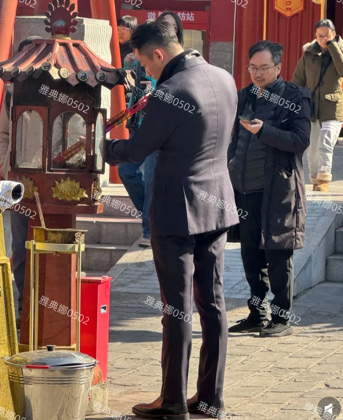 汪小菲现身火神庙祈福，这次只有他自己马筱梅不在，一身西装的汪小菲高高瘦瘦挺潇洒的