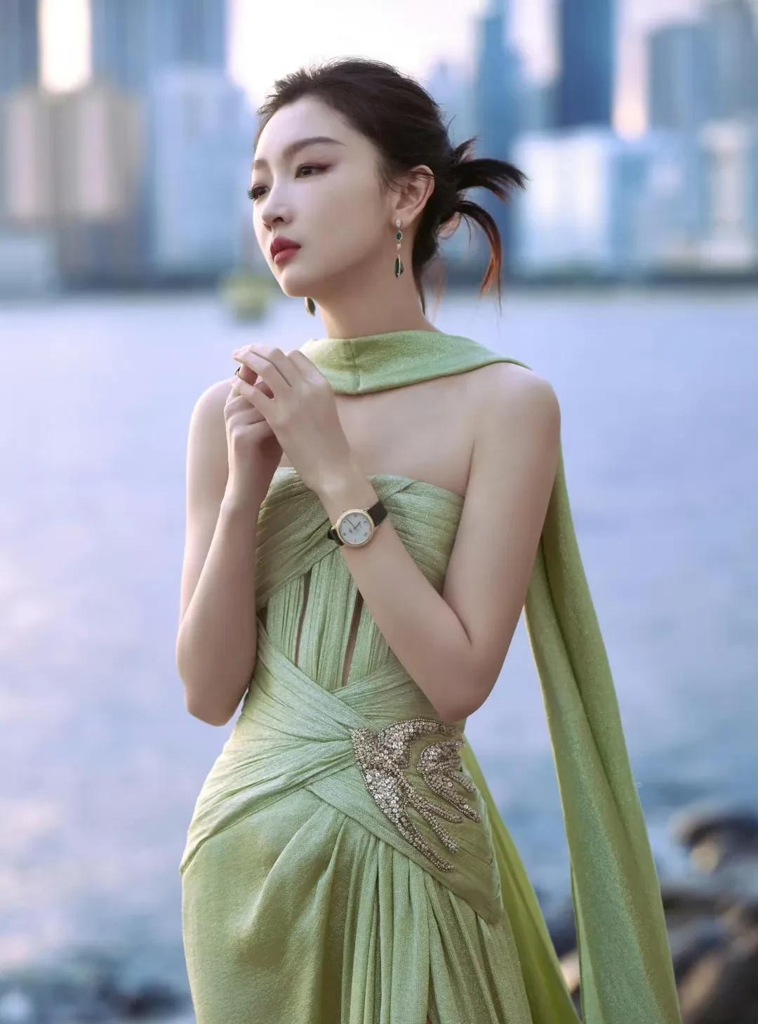 周冬雨的身材和气质引发热议，确实展现了她独特的个人风格和自律精神。以下是对这一现