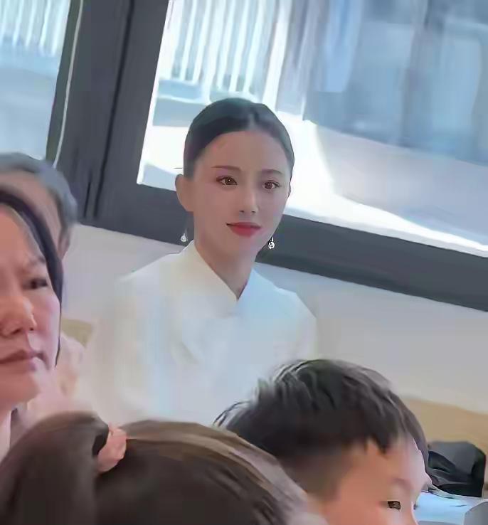 这个世界疯癫了吧，
什么时候变得优秀都有罪了，
居然喷这位开家长会的妈妈过度打扮