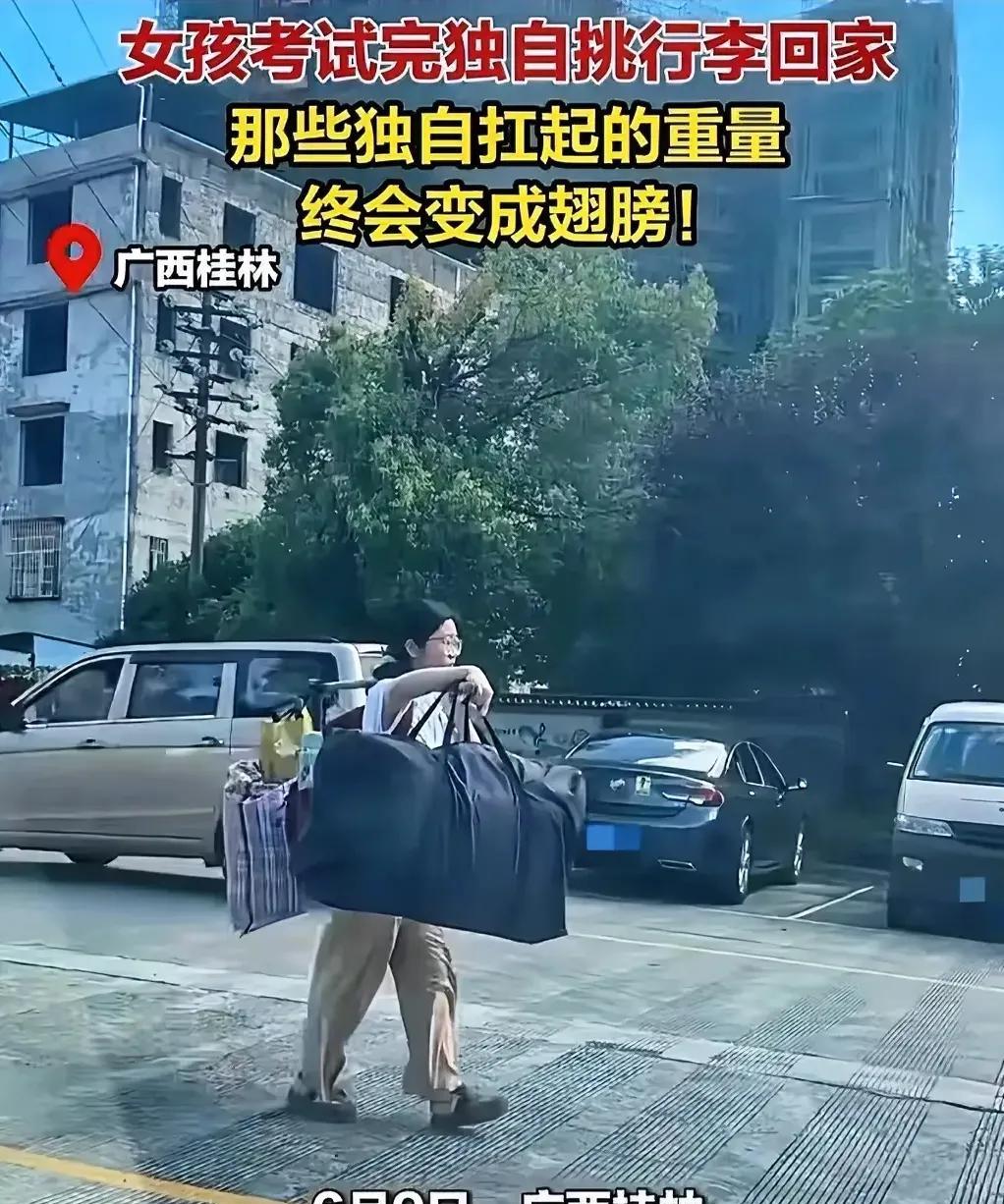 一位扎着马尾辫的女生
高中毕业离校
她略显单薄的肩上
用一根扁担挑起她全部的行囊