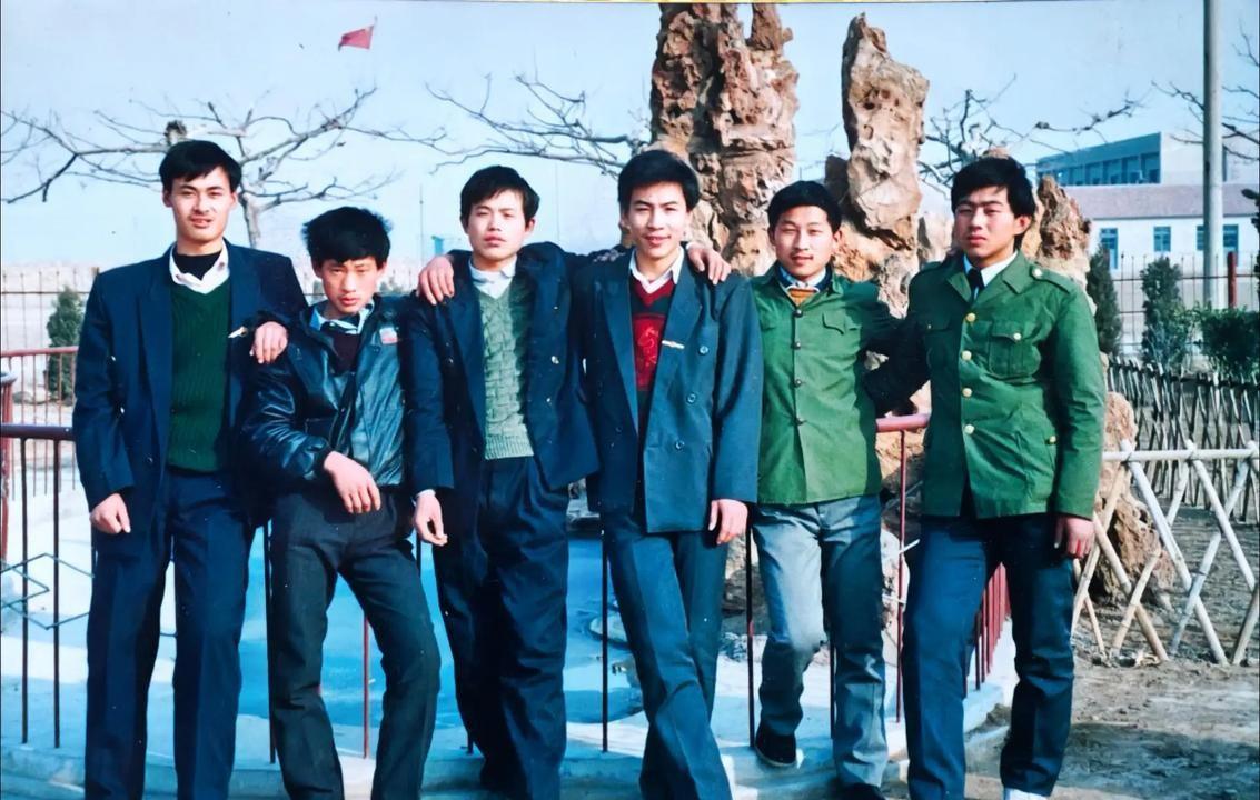 最让你记忆深刻的同学是谁？
我初中的一个男同学，特别搞笑快乐，他经常做一些大家想