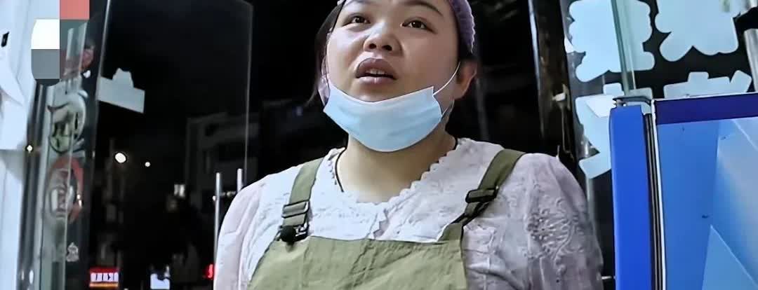 太难了！
单亲妈妈经营着一家小店，一边忙着照顾孩子，一边忙着经营，一天接到一个