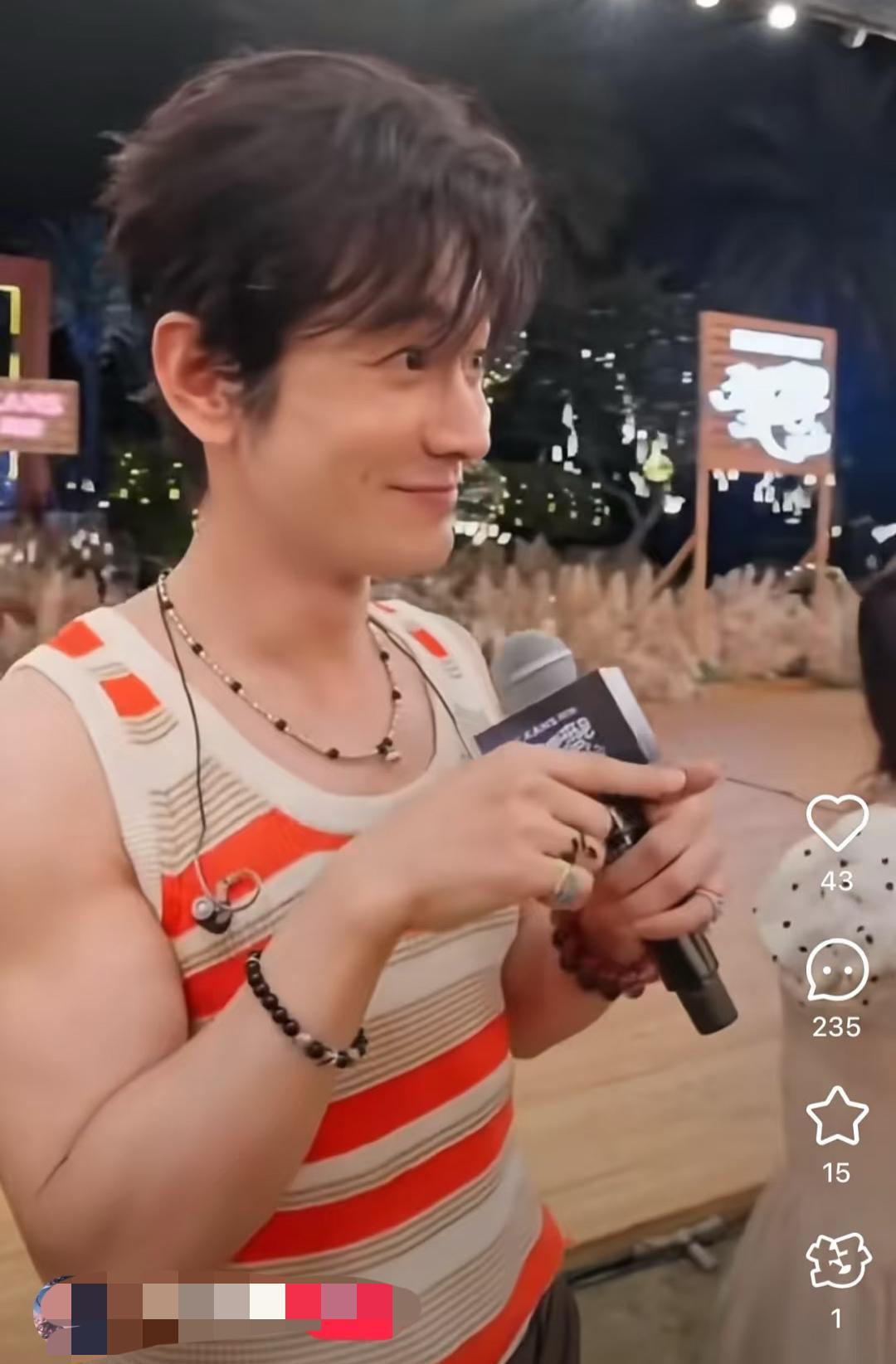 看到黄晓明穿背心的效果，再也不信健身可以练肩宽了。
人家是大明星，而且很敬业，蛮