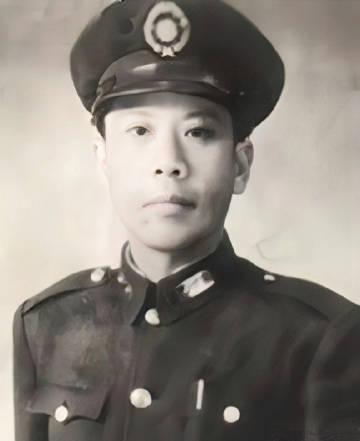 1957年，黄百韬的遗孀柳碧云，跪在蒋介石面前，拿着一枚青天白日勋章，哭求道：总