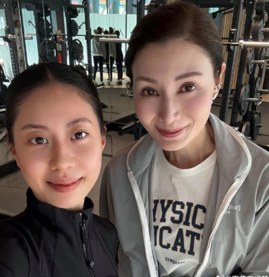 有网友说，李嘉欣本来已经美的惊天动地，但她却偏偏还要动刀破坏了上天的恩赐，虽然现