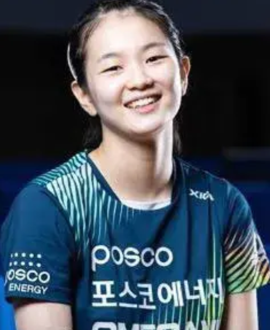 中日韩三国女乒美女代表。

候选人：
1，中国：王添艺，钱天一，孙颖莎
2，韩国