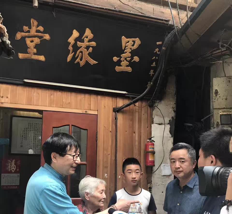 我对朱也天有滤镜。之前很多人叫他小帅哥，我认为他们说的没错。刚看到这个老照片，滤