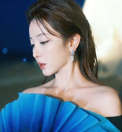 李思思这是把扇贝穿身上了！
曾经名副其实的“央视一姐”，可惜辞职了