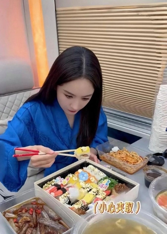 杨幂的餐盘总是丰盛得让人眼馋，可她为啥就是不长肉呢 