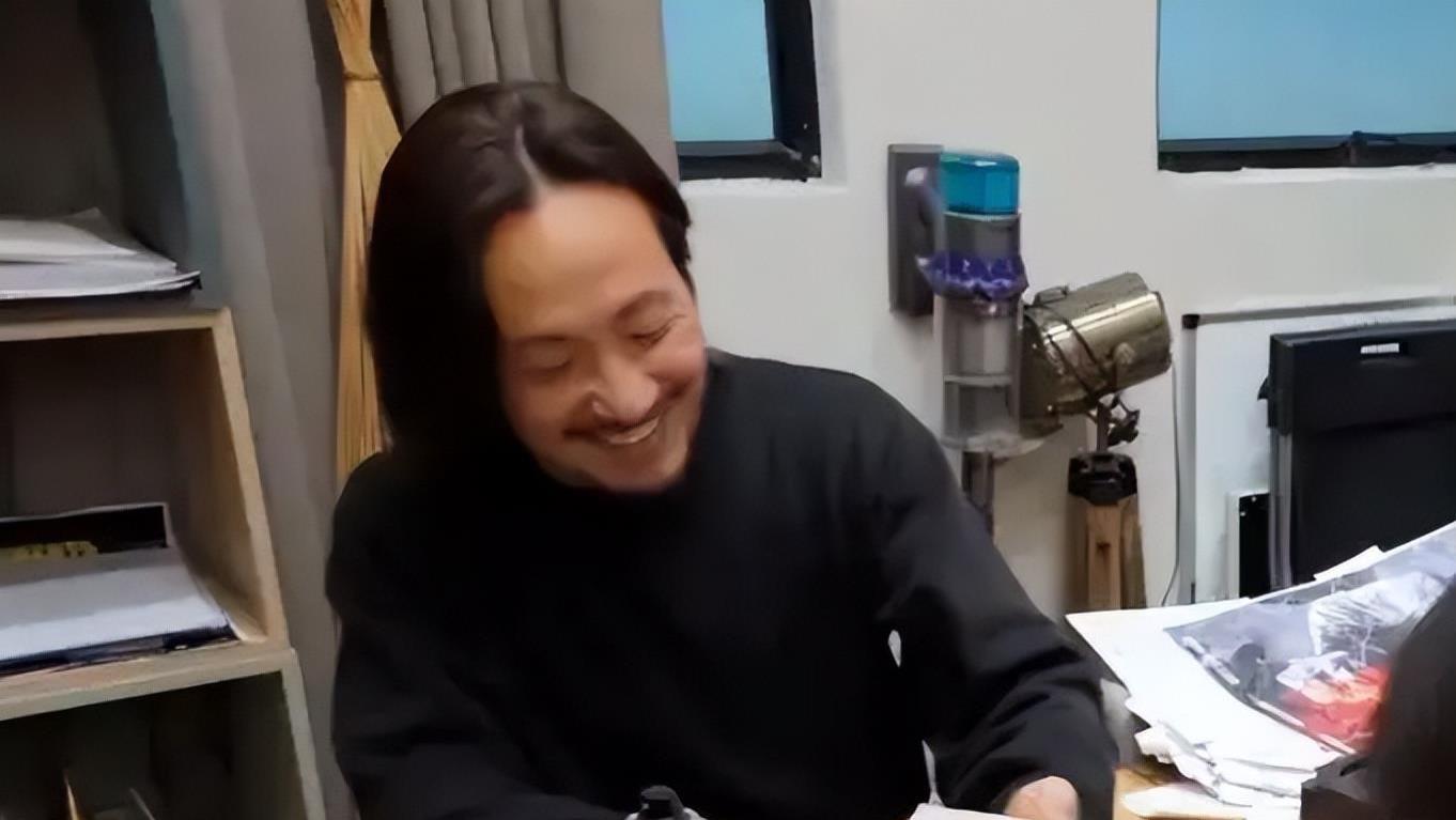 郑中基赴美戒酒半年后复出！留长发满脸胡茬显憔悴，曾自曝抑郁