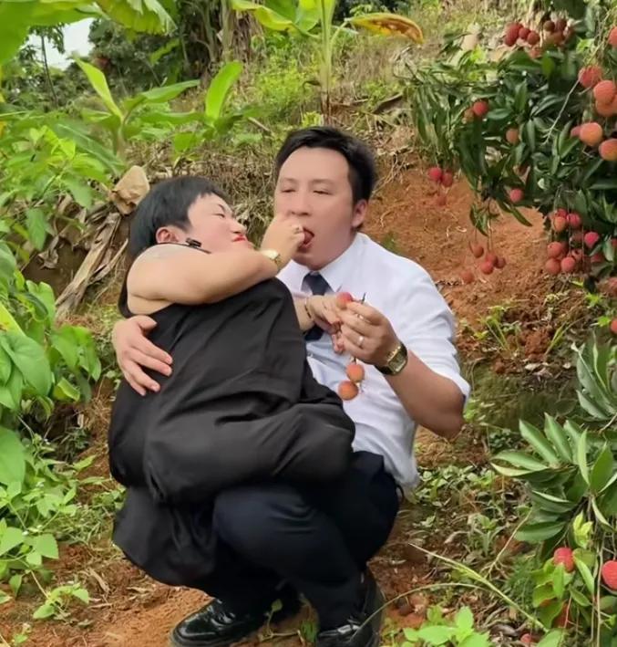残疾二婚带小孩女人让帅气老公喂吃的。
正常女人看到李喜梅这样估计会气的跺脚吧，一