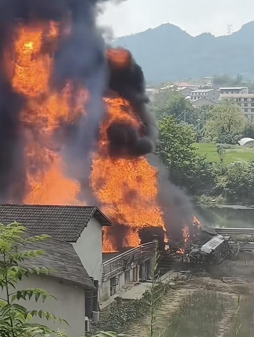油罐车侧翻泄漏起火，车上2人在大火中殒命，其中一人被烧得只剩下上半身。9月13日