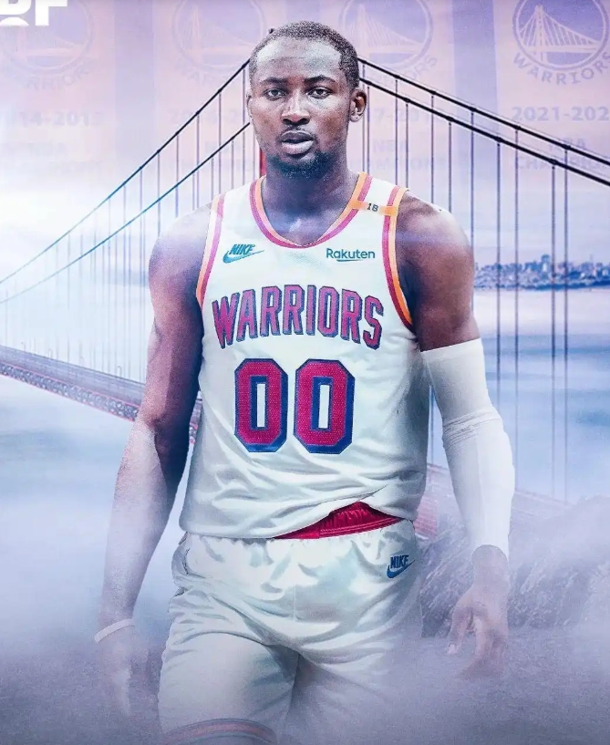 库明加团队扔出的回旋镖，过了一个赛季砸到他脸上
上个休赛期如果他签下了3千万五年