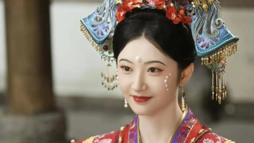 景甜《似锦》里的发冠被吐槽丑，看了真发冠才知道是我们给古代人抹黑了！