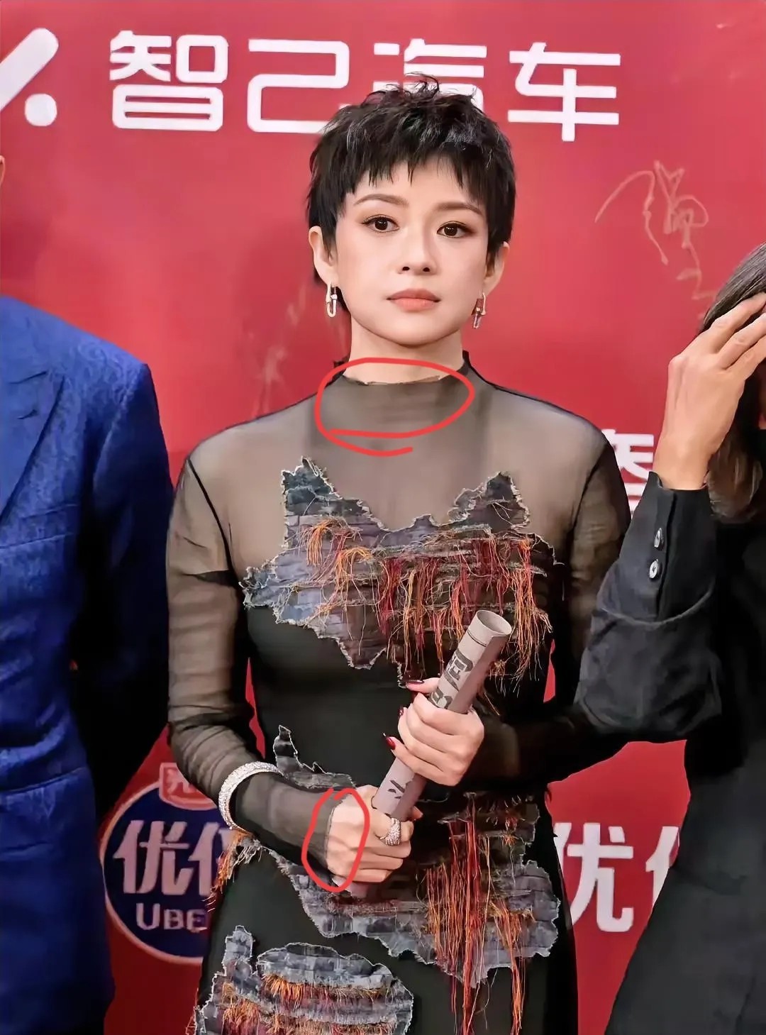 章子怡给所有成年女性上了一课！
不是要选择适合自己的发型
也不是别总穿暗色系的衣