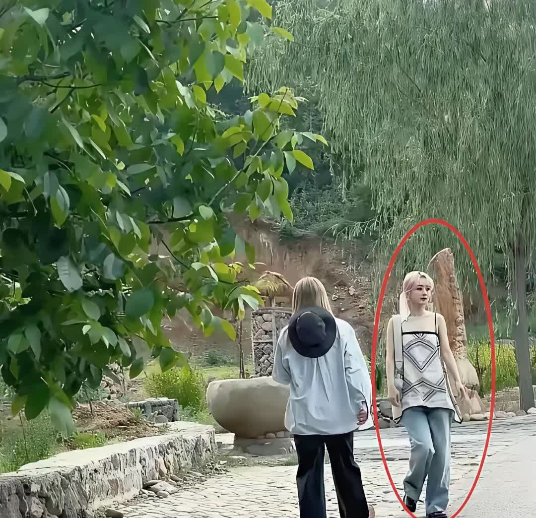 这是赵丽颖，腿有点短，脸是真的漂亮！
明星不化妆就是路人，一点没错
，背影就