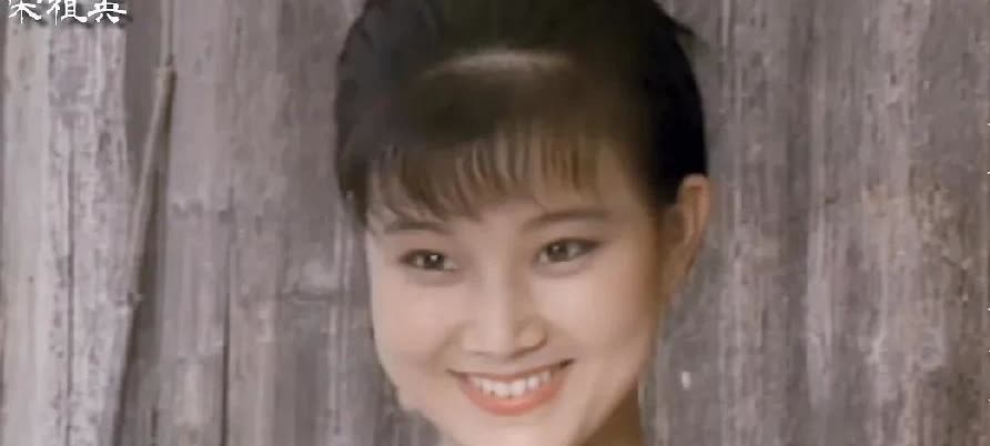 宋祖英老师这迷人的笑容，让人梦回春晚舞台。小时候家里只要她的歌声响起，电视音量都