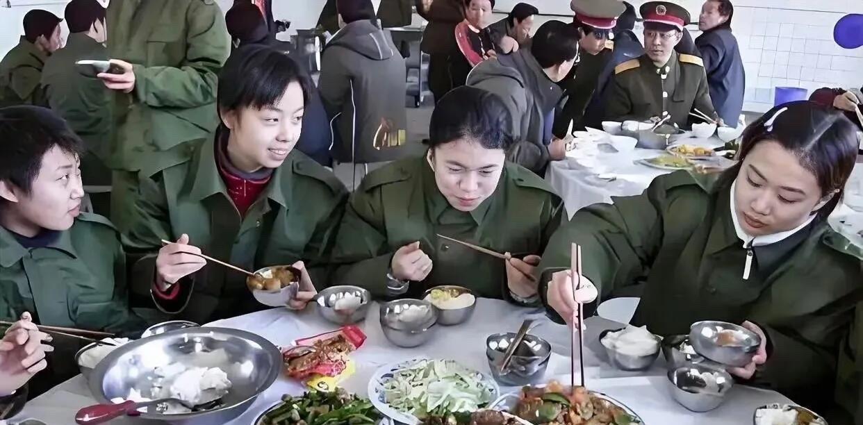 这是拍于多年前的一张照片，当时她们很年轻，几个人一起吃饭的情景，那时她们没有化妆