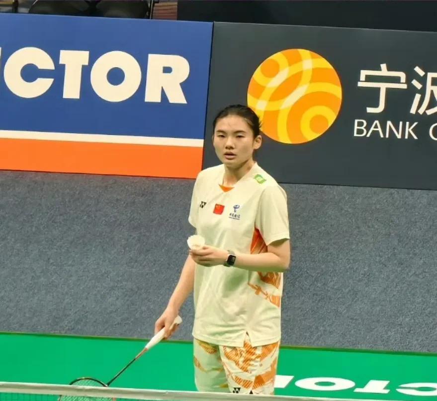2025羽毛球亚锦赛女单首轮，赛会2号种子、中国名将韩悦手感火热、直落两局以21