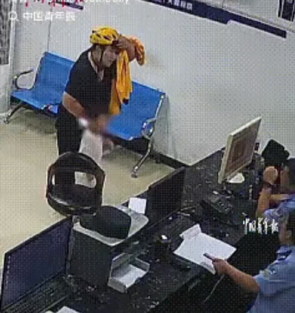 看哭了！河南，外卖员妈妈带孩子送餐过程中遇到下雨天，无奈的她只好带孩子走进派出所