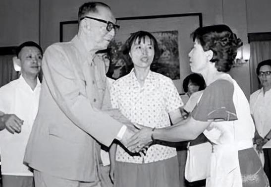 1980年，日本妇女美穗子来到人民大会堂与聂荣臻相见，她满含热泪道：“父亲，我好