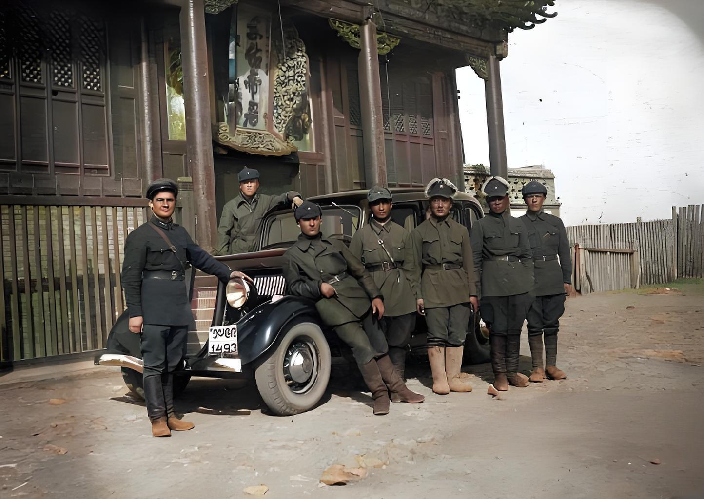 这张照片定格1940年代苏联驻军外蒙古的场景，士兵身着苏联红军军装，围绕车辆，背